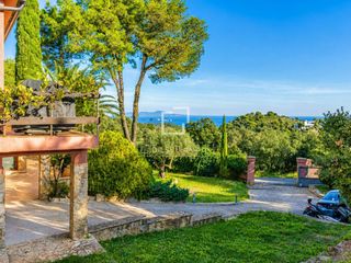 Chalet in Begur. Casa tradicional con 4 dormitorios, un gran jardín con posibilid