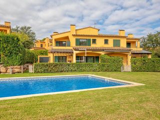 Chalet in Llafranc. Casa pareada en excelentes condiciones, con jardín privado y pis
