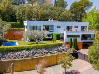Chalet in Calella de Palafrugell. Villa con maravillosas vistas al mar en venta, a poca distancia
