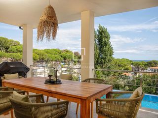 Chalet in Sa Riera-Sa Fontansa. Villa en excelentes condiciones con vistas al mar en venta en pl
