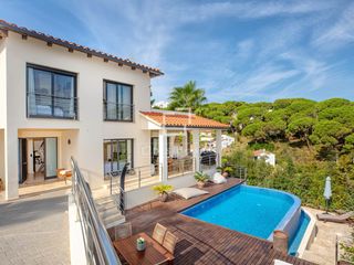 Chalet in Sa Riera-Sa Fontansa. Villa en excelentes condiciones con vistas al mar en venta en pl
