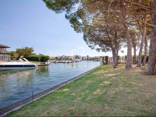 Rural plot in Requesens. Parcela en venta en el canal principal con amarre de 13,35 metro