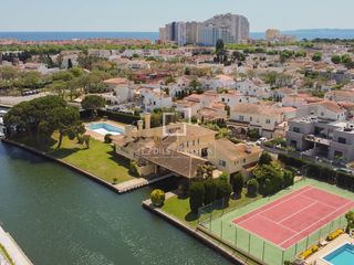 Fondo rustico in Requesens. Parcela en venta en el canal principal con amarre de 13,35 metro
