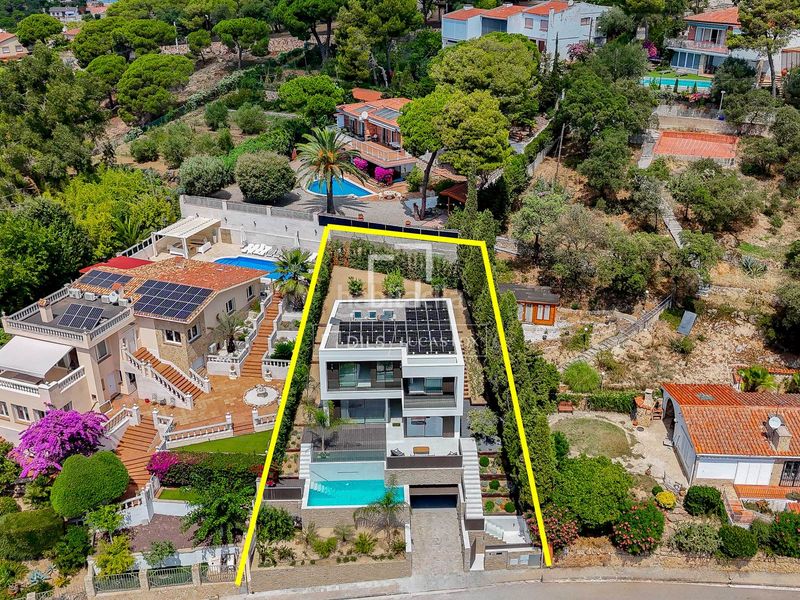 Foto 95ef83f4-50c5-42d7-8575-b688ed5a9df5. Xalet amb calefacció aparcament piscina a Roca Grossa Lloret de Mar