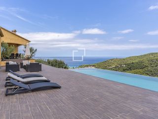 Chalet in Sa Riera-Sa Fontansa. Propiedad de dos casas independientes, con vistas al mar, piscin