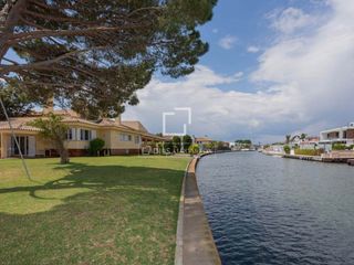 Fondo rustico in Requesens. Parcela en canal principal con amarre de 13,50m en empuriabrava,
