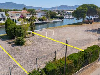 Rural plot in Requesens. Parcela en canal principal con amarre de 13,50m en empuriabrava,