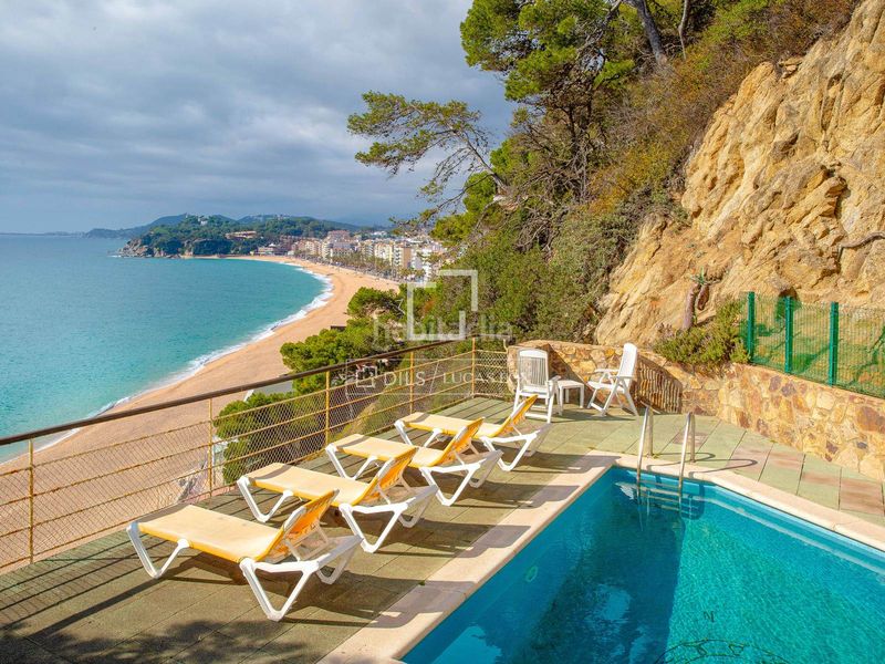 Foto 64850509-5592-4cc6-8eb5-1ee9f33c716b. Xalet amb aparcament piscina a Montgoda Lloret de Mar