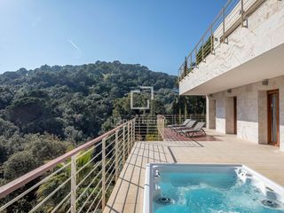 Chalet in Santa Maria de Llorell. Estupenda villa con vistas al mar en excelentes condiciones, en