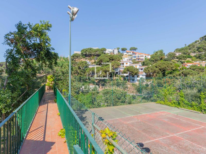 Foto 689cbfbe-d382-4598-9036-8b5184b682a1. Xalet amb calefacció aparcament piscina a Canyelles Lloret de Mar