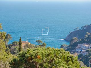 Landgut in Santa Maria de Llorell. Parcela en venta en urbanización privada junto a la playa, en to