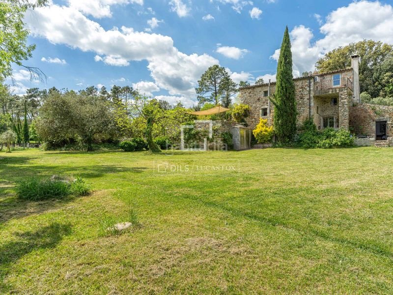 Foto ab00f9e6-f7b8-4c7b-affc-8e877007d792. Masia amb calefacció aparcament piscina a Bescanó