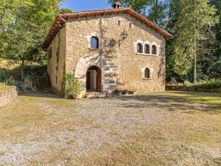 Masia a Vall d´en Bas (La). Auténtica masía de 244 m construidos sobre una parcela de 8.528