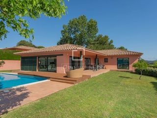 Chalet à Navata. Casa  villa de 6 dormitorios en venta en alt empordà, girona