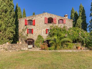 Masia a Maià de Montcal. Masía catalana restaurada del siglo xix en venta en un tranquilo