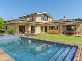 Xalet a Sarrià de Ter. Encantadora vivienda familiar con amplio jardín y estudio indepe