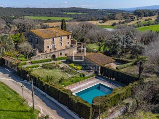 Masia a Fontcoberta. Masía del siglo xix de elegancia atemporal con jardines, piscina