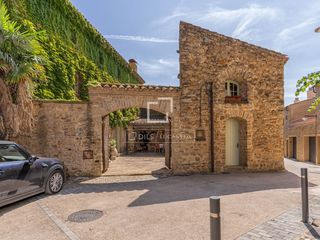 Masia a Gualta. Encantadora casa de pueblo en el baix empordà con estilo rústico