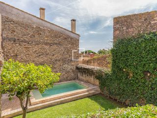 Country house in Gualta. Encantadora casa de pueblo en el baix empordà con estilo rústico
