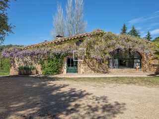 Bauernhof in Sant Martí Vell. Masía catalana tradicional del siglo xvi con gran terreno en ple