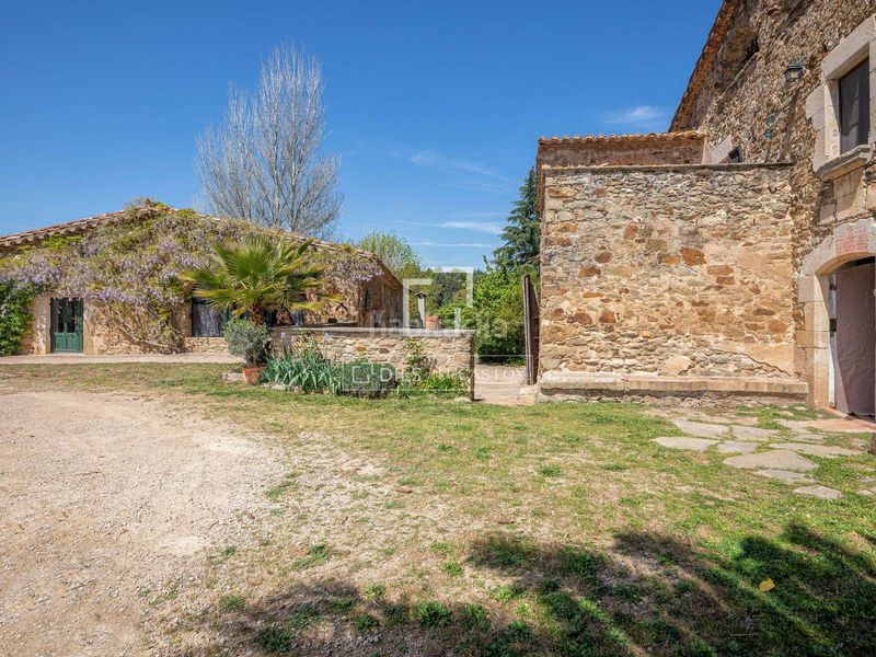 Foto b5e9b000-7d13-4d22-a9b9-fd2b0c7f3b93. Masia amb calefacció aparcament piscina a Sant Martí Vell