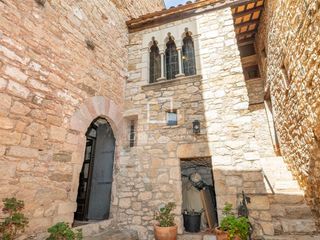 Masia a Amer. Castillo románico del siglo x en venta en la selva, girona