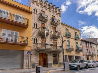 Chalet in Banyoles. Casa histórica de principios del siglo xx en venta en el centro