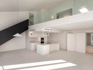 Penthouse in Centre-Barri Vell. Ático renovado con carácter histórico y con 3 dormitorios en ven