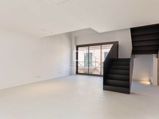 Penthouse in Centre-Barri Vell. Ático dúplex renovado con carácter histórico y 2 dormitorios en