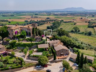 Masia a Sant Jordi Desvalls. Luminosa casa con gran potencial de rehabilitación y con agradab