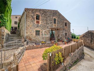 Masia a Sant Jordi Desvalls. Luminosa casa con gran potencial de rehabilitación y con agradab