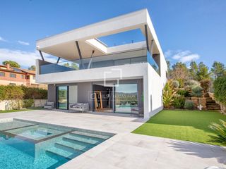 Chalet in Sant Julià de Ramis. Propiedad moderna de obra nueva con vistas a la montaña de 180,