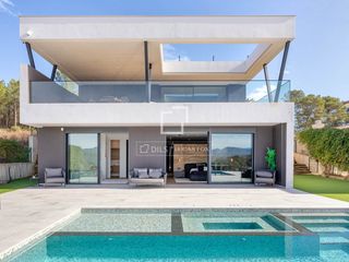 Chalet in Sant Julià de Ramis. Propiedad moderna de obra nueva con vistas a la montaña de 180,