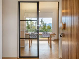 Chalet en Banyoles. Casa reformada con espectaculares vistas panorámicas al lago des