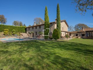 Masia a Santa Pau. Encantadora masía restaurada, con 10 hectáreas, 7 dormitorios, p