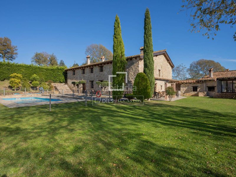 Foto b0db8a49-1a86-44f6-a787-56ac573ef26d. Masia amb aparcament piscina a Santa Pau
