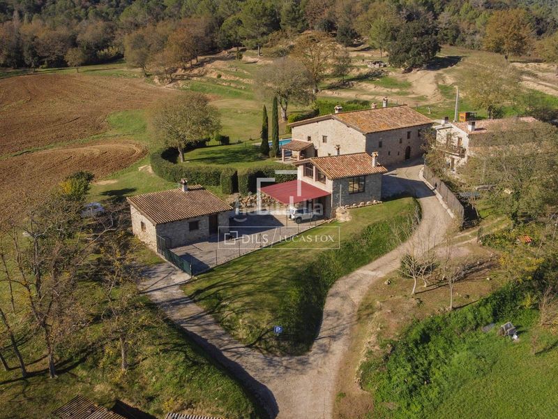 Foto d4f0b20c-5182-4388-9473-83cfaae32033. Masia amb aparcament piscina a Santa Pau