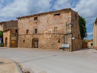 Masia a Cistella. Casa pairal totalmente a reformar con jardín privado en venta en