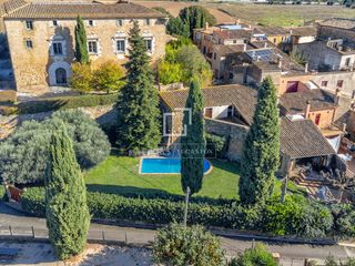 Country house in Bàscara. Casa rural de 5 dormitorios en venta en alt empordà, girona