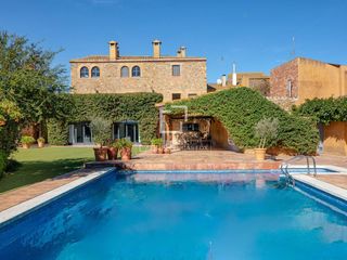 Chalet à Ullastret. Villa en excelentes condiciones de 5 dormitorios en venta en bai