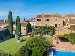 Chalet in Ullastret. Villa en excelentes condiciones de 5 dormitorios en venta en bai