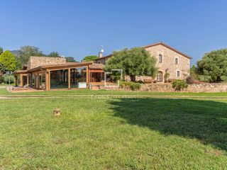 Masía en Breda. Exclusivo retiro campestre ecuestre con seis habitaciones, ubica