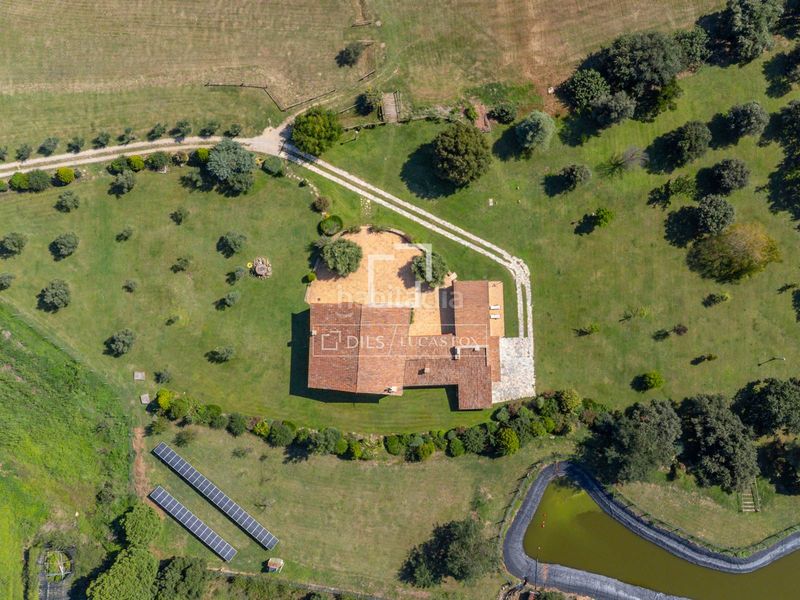 Foto d4b1f904-9838-4551-a472-009c4ca83d76. Masia amb calefacció aparcament piscina a Breda
