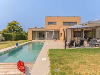 Chalet in Peralada. Villa moderna con piscina en venta en el exclusivo golf de peral