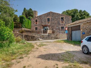 Masia a Foixà. Casa con gran potencial y pajar independiente con parcela para j