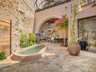 Chalet à Parc Bosc-Castell. Casa histórica del siglo xviii recién renovada en venta en el al