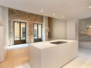 Flat in Centre-Barri Vell. Piso con encanto histórico y comodidades modernas en venta en el