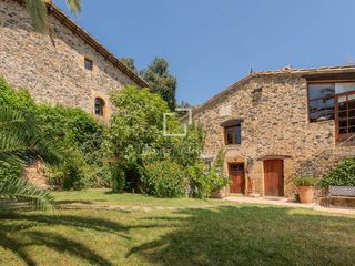 Masia a Sant Gregori. Gran masía histórica del siglo xiii con mucho encanto, con 9 hec