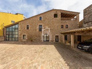 Xalet en Bordils. Gran casa de pueblo de 696 m del siglo xviii, con 7 dormitorios