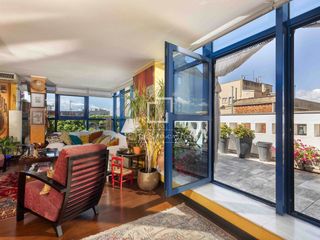 Penthouse in Centre-Barri Vell. Ático de 2 dormitorios con terraza de 51 m en venta en barri vel